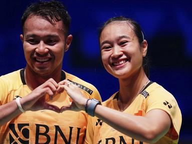 Selebrasi ganda campuran Indonesia, Rehan Naufal Kusharjanto/Lisa Ayu Kusumawati setelah mengalahkan pasangan Jepang, Kyohei Yamashita/Naru Shinoya dalam pertandingan perempat final All England 2023 yang berlangsung di Birmingham Arena, Jumat (17/3/2023) sore WIB. Rehan/Lisa menang lewat pertarungan tiga gim dengan skor 21-19, 15-21, dan 21-19. (AP/PA/Zac Goodwin)