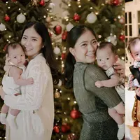 Natal tahun ini jadi Natal pertama Jessica Tanoe menyandang status sebagai seorang ibu. Dalam beberapa unggahan, Jessica Tanoe tampil dengan gaya keibuan meski outfitnya sederhana [@jessicatanoe]