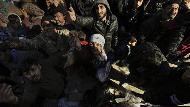 Potret Korban Gempa Turki di Antakya Dapat Bantuan dari Relawan