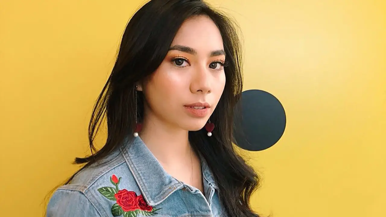 [Bintang] Cantik Bercahaya, Ikuti Dandanan Girly Abel Cantika Buat Malam Mingguan