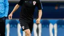 Gelandang Kroasia, Luca Modric mengontrol bola saat mengikuti latihan jelang  melawan Argentina pada lanjutan grup D Piala Dunia 2018 di stadion Nizhny Novgorod di Nizhny Novgorod, Rusia, (20/6). (AP Photo / Petr David Josek)
