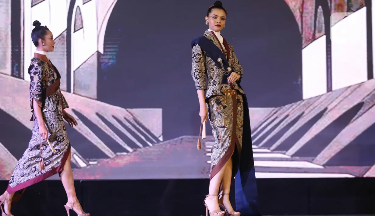 Model memperagakan karya Deden Siswanto dalam Selaras Wastra saat  Selaras Wastra saat  Cita & Cipta 2024 Liputan6 x Fimela di Shangrila Hotel, Jakarta, Rabu (31/7/2024). (Liputan6.com/Angga Yuniar)