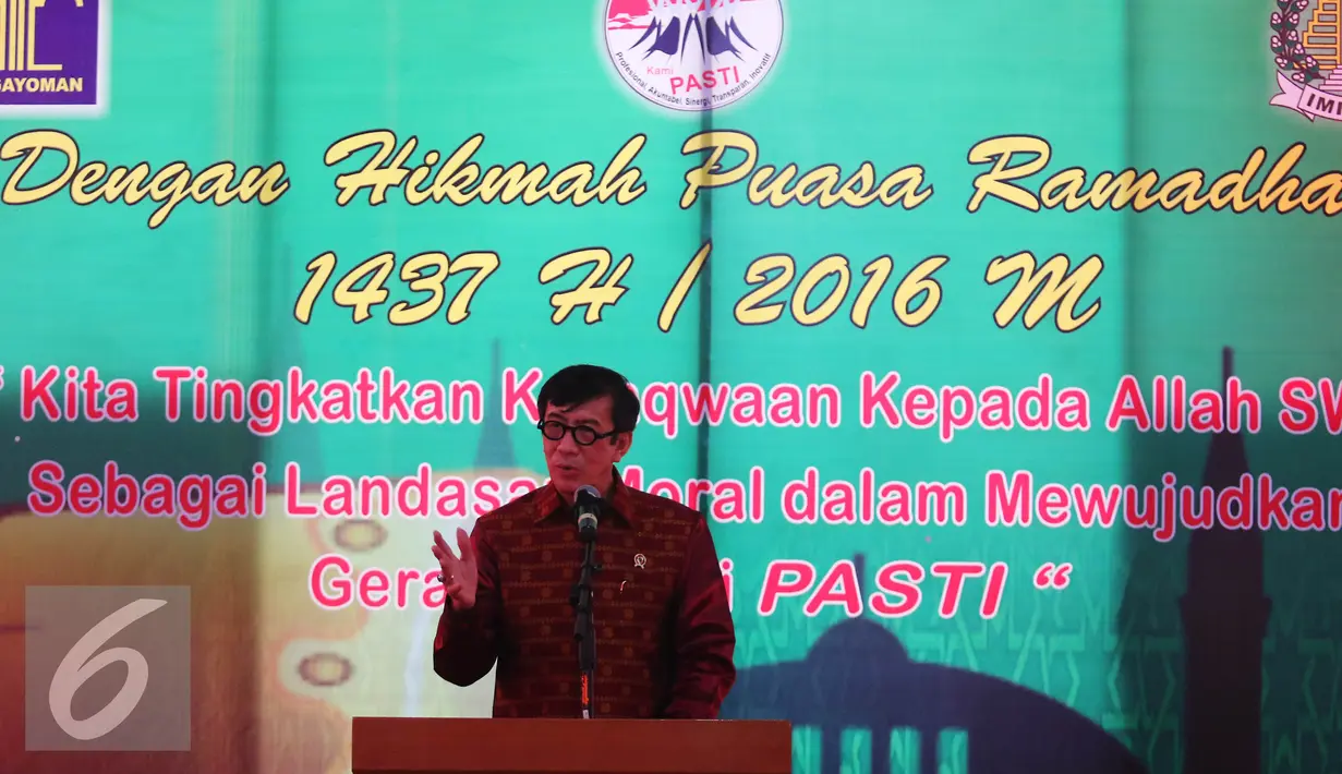 Menkumham Yasonna Laoly memberi sambutan saat acara Buka Puasa di Imigrasi Bandara Soekarno Hatta, Tangerang, Jumat (24/6). Yasonna ingin memastikan kesiapan Imigrasi menyambut arus mudik dan balik Lebaran di Bandara. (Liputan6.com/Angga Yuniar)