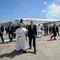 Raja Spanyol Felipe VI mendampingi Paus Leo XIV di Bandara Internasional Tenerife Norte-Los Rodeos, Tenerife, Spanyol, Jumat (12/6/2026), setelah penerbangan paus mengalami gangguan teknis. (Dok. Vatican Media via AP)