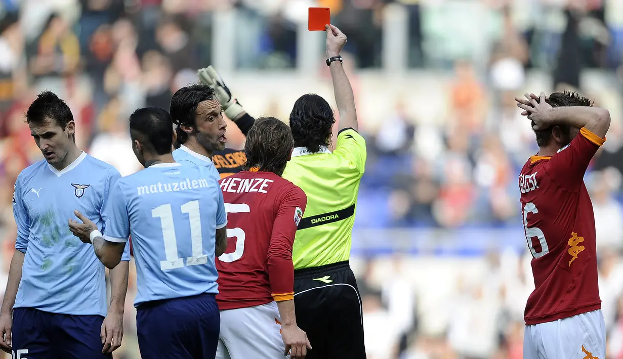 Setidaknya sudah ada 164 kasus pemain AS Roma yang diusir wasit. Beberapa diantaranya terjadi di laga derby antara AS Roma melawan Lazio. (AFP/Filippo Monteforte)
