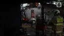 Petugas pemadam berusaha memadamkan api yang membakar pemukiman warga di kawasan Jalan Kebayoran Lama, Jakarta, Minggu (30/10/2022). Sebanyak 20 unit mobil damkar dikerahkan. Total sekitar 100 personel yang turun ke lokasi memadamkan api. (Liputan6.com/Helmi Fithriansyah)