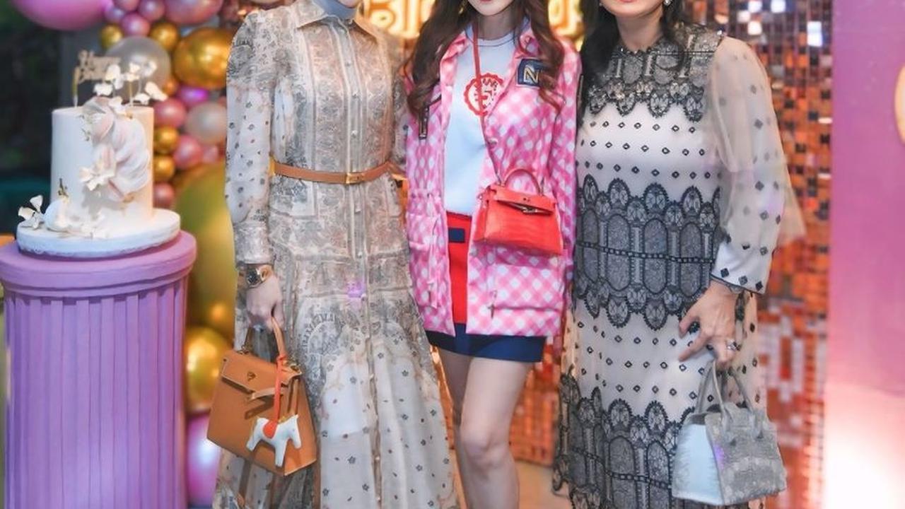 7 Potret Ulang Tahun Sonia Wibisono, Tetap Cantik Menawan Meski Jelang Kepala 5 - Fashionable Abis Kenakan Rok Mini dan Sepatu Boots