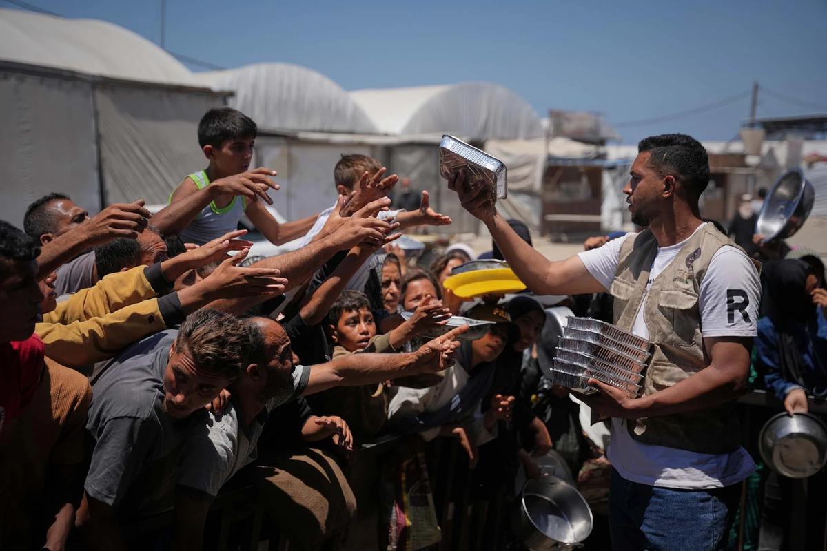 FOTO: Nestapa Iduladha di Gaza,  Warga Tetap Antre Makanan