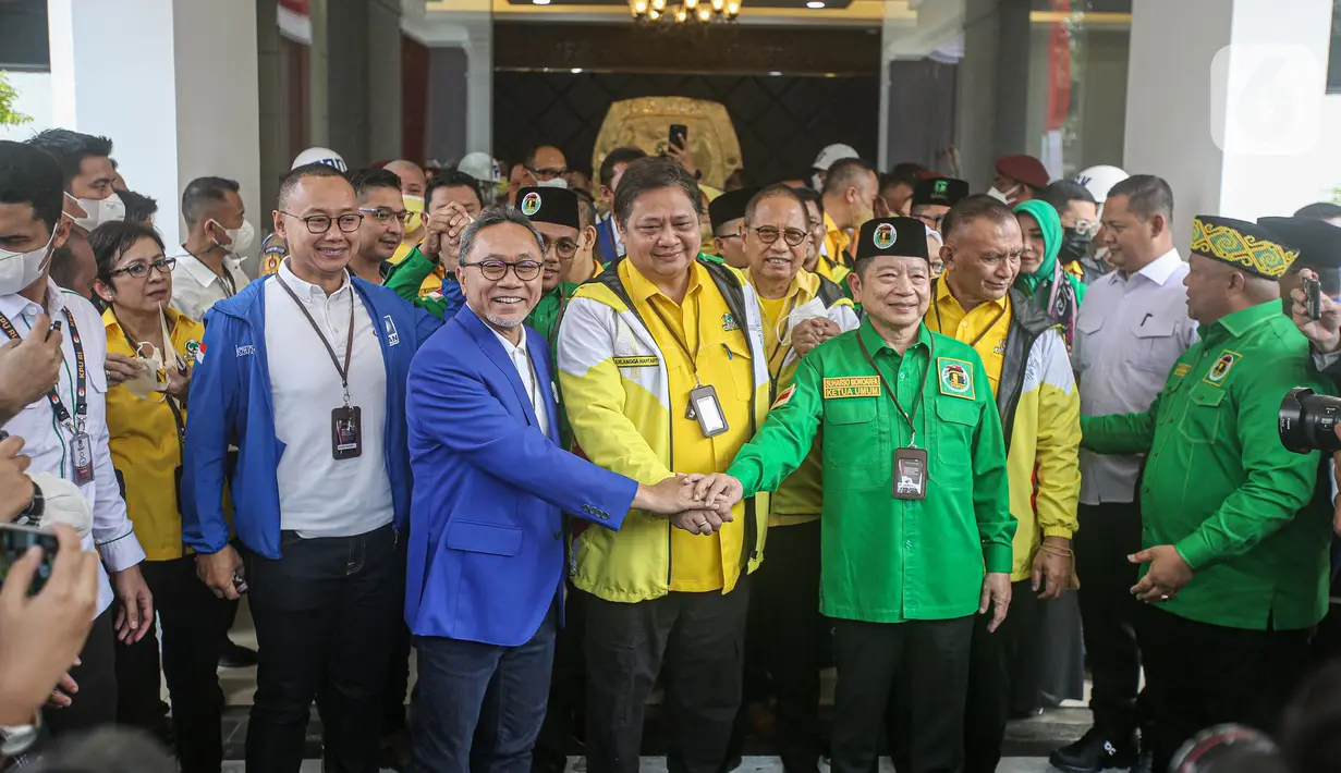 Koalisi Indonesia Bersatu (KIB) Ketua Umum PAN Zulkifli Hasan (kiri), Ketua Umum PPP Suharso Monoarfa (kanan), dan Ketua Umum Partai Golkar Airlangga Hartarto (tengah) bergandengan tangan saat pendaftaran di Gedung KPU RI, Jakarta, Rabu (10/8/2022). Pendaftaran bersama tiga partai KIB tak hanya membuktikan bahwa KIB solid, tetapi sekaligus mengungkap harapan publik terkait semangat persatuan yang terus dikedepankan oleh KIB. (Liputan6.com/Faizal Fanani)