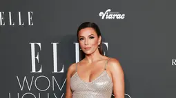 Bintang Desperate Housewives, 48 ​​tahun, tampil memukau dalam balutan maxi dress berwarna silver metalik. (Matt Winkelmeyer / GETTY IMAGES NORTH AMERICA / Getty Images via AFP)