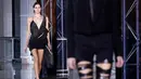 Model mengenakan busana desainer Anthony Vaccarello saat peragaan busana musim panas/dingin 2016/2017 untuk wanita di Paris , Perancis , 1 Maret 2016. (REUTERS / Benoit Tessier)