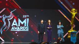 Dul Jaelani mengaku senang bisa hadir di acara AMI Awards sebagai pembaca nominasi. "Alhamdulillah bisa kumpul-kumpul di Ami Awards semalam," tuturnya. (Foto: Instagram/ duljaelani)
