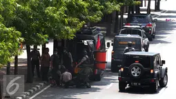 Sejumlah Petugas kepolisian saat berjaga di lokasi tempat pengeboman di Sarinah, Jakarta, Kamis (14/1/2016). Hingga saat ini polisi kondisi di lokasi masih menegangkan. (Liputan6.com/Angga Yuniar)