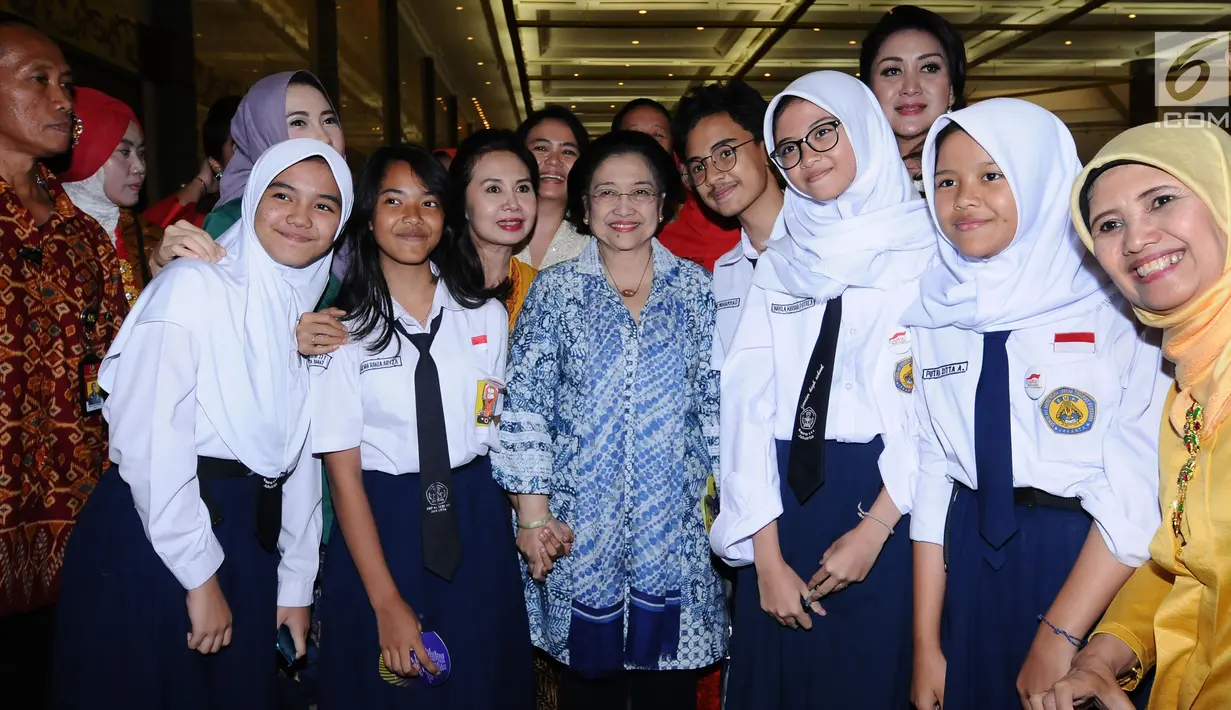 Presiden kelima RI Megawati Soekarnoputri (tengah) berfoto bersama pelajar usai memberi sambutan pada Festival Prestasi Indonesia di JCC Jakarta, Senin (21/8). Festival dibuka oleh Menko Kemaritiman Luhut B Pandjaitan. (Liputan6.com/Helmi Fithriansyah)