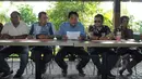Sejumlah aktivis menduga Ahok menggunakan pengaruh jabatannya terhadap "Ahok Center" Jakarta, Rabu (18/3/2015). Perusahaan tidak mungkin bermitra dengan "Ahok Center" jika Ahok tidak menjadi wagub dan gubernur saat ini. (Liputan6.com/Andrian M Tunay)