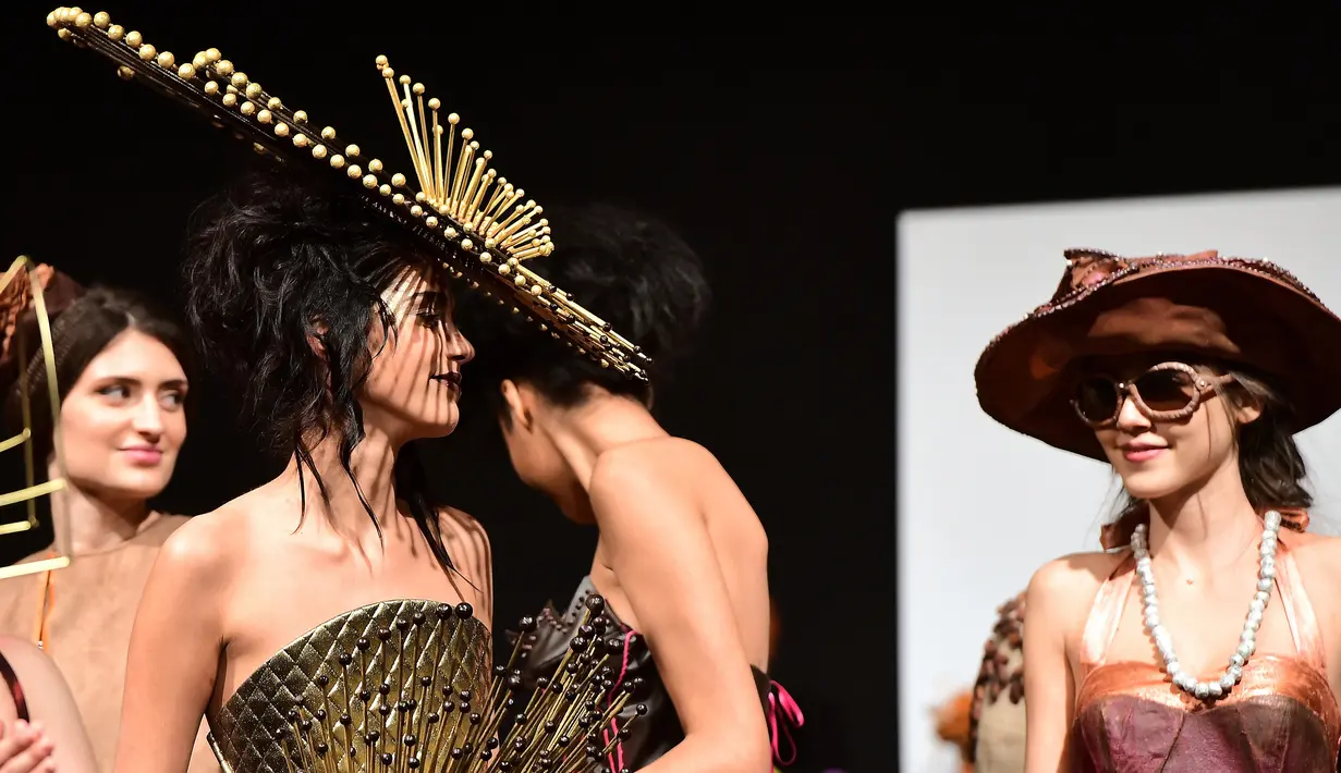 Sejumlah model menggunakan busana dan aksesoris kepala yang berbahan cokelat pada festival cokelat "Salon du Chocolat" di Ibu Kota Belgia, Brussels, Kamis (9/2). (AFP PHOTO/Emmanuel DUNAND)
