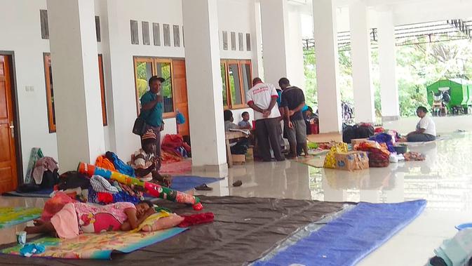 Pengungsi di pelataran halaman belakang Kantor DPRD Kabupaten Jayapura yang masih bertahan. (Liputan6.com/Katharina Janur)