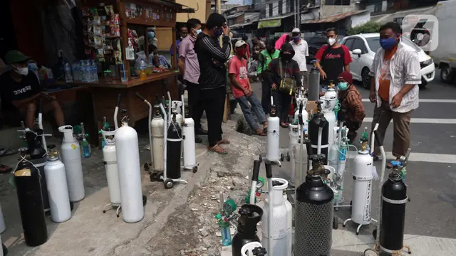 FOTO: Antrean Panjang Pengisian Ulang Oksigen Medis
