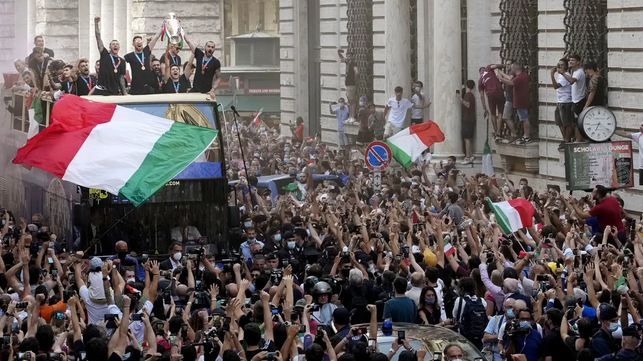 Foto Piala Eropa: Lautan Manusia Sambut Juara Euro 2020 Timnas Italia di Kota Roma
