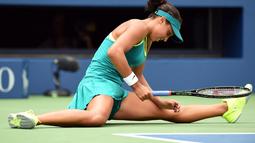 Petenis AS, Madison Keys, terjatuh saat bertanding melawan petenis Republik Ceska, Tereza Smitkova, dalam babak kedua Turnamen Tenis AS Terbuka 2015 di di USTA Billie Jean King National Tennis Center, New York< AS. (2/9/2015). (AFP Photo/Jewel Samad)
