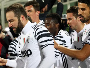 Para pemain Juventus merayakan gol yang dicetak Gonzalo Higuain ke gawang Crotone pada laga Liga Italia di Stadion Ezio Scida, Italia, Rabu (8/2/2017). Juventus menang 2-0 atas Crotone. (EPA/Albano Angilletta)