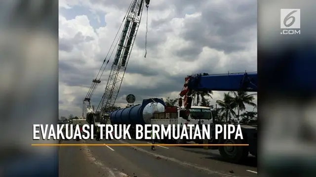 Kemacetan masih terjadi di Jalan Tol Jakarta-Cikampek. Penyebabnya adalah dampak evakuasi truk pengangkut pipa dengan berat sekitar 80 ton yang melintang dan menutup lajur 1.