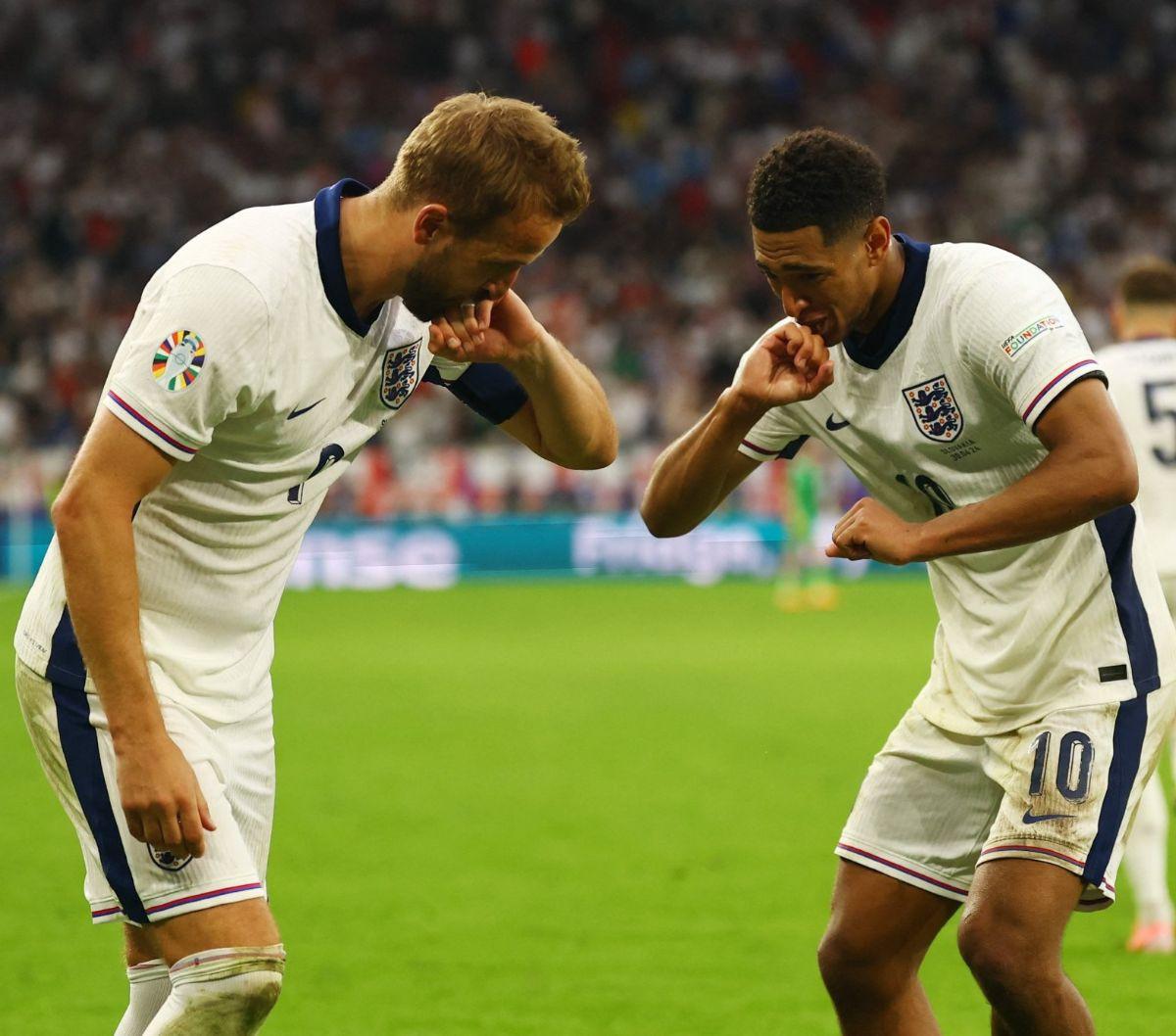 Pemain Timnas Inggris, Harry Kane dan Jude Bellingham melakukan selebrasi saat bertanding melawan Slovakia dalam babak 16 besar Euro 2024 di Stadion&nbsp;Arena AufSchalke, Gelsenkirchen, Jerman, pada Minggu (30/6/2024). Inggris secara dramatis menumbangkan Sl