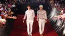 Taemin dan Jonghyun nampak gagah ketika mereka melenggang di Red Carpet dengan balutan busana yang formal. (AFP/Bintang.com)