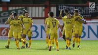 Pemain Bhayangkara FC merayakan gol yang dicetak Sani Rizki Fauzi (kedua kanan) saat melawan PSMS pada lanjutan Go-Jek Liga 1 Indonesia bersama Bukalapak di Stadion PTIK, Jakarta, Jumat (3/8). Bhayangkara FC unggul 3-1. (Liputan6.com/Helmi Fithriansyah)