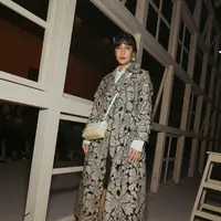 Hadir di fashion show, Dian Sastro kenakan kemeja lengan panjang di balik oversized laser cut outer. Dipadu dengan bawahan pendek dan heels [@therealdisastr]