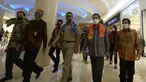 Menteri Perdagangan Agus Suparmanto (kanan) bersama Gubernur DKI Jakarta Anies Baswedan (kedua kanan) saat meninjau pelaksanaan protokol kesehatan kenormalan baru di Mal Kota Kasablanka, Jakarta, Selasa (16/6/2020). (merdeka.com/Imam Buhori)