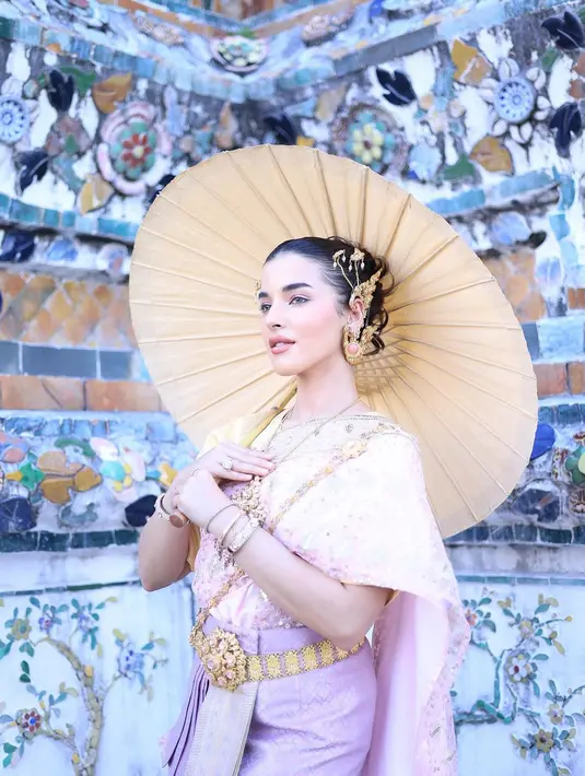 Lihat juga tampilan Tasya Farasya saat mengenakan Chut Thai di Wat Arun, Bangkok. Berpose layaknya supermodel, ibu dua anak itu memancarkan pesona elegannya mengenakan Chut Thai yang didominasi warna pink. [@tasyafarasya]