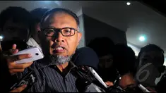 Wakil Ketua nonaktif KPK Bambang Widjojanto atau BW langsung digelandang ke mobil berwarna silver oleh penyidik Kejaksaan Negeri Jakarta Pusat. Berkas perkara tersangka kasus pengarahan saksi palsu dalam sidang sengketa Pilkada Kotawaringin Barat, Kaliman