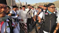 Gaya busana Menteri Agama Lukman Hakim Saifuddin saat menuju Masjidil Haram. (MCH Indonesia)