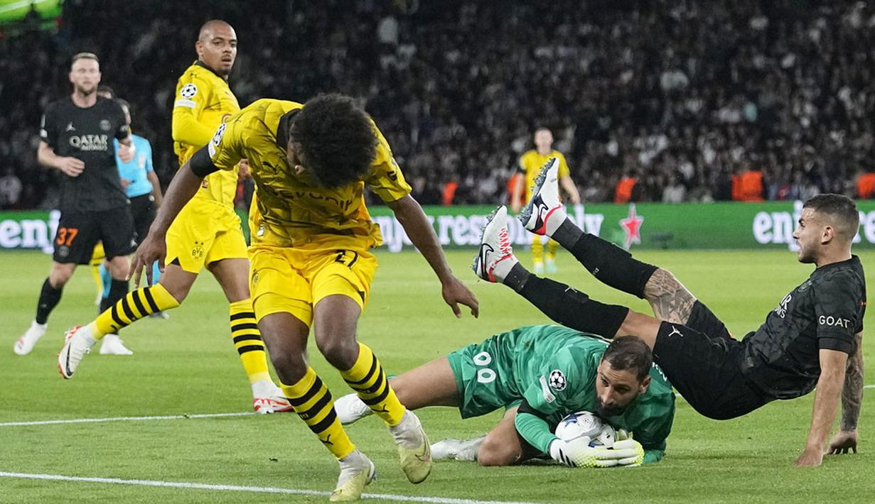 Kiper Paris Saint-Germain (PSG), Gianluigi Donnarumma, menangkap bola saat melawan Borussia Dortmund pada laga Liga Champions di Stadion Parc des Princes, Rabu (20/9/2023). (AP Photo/Michel Euler)