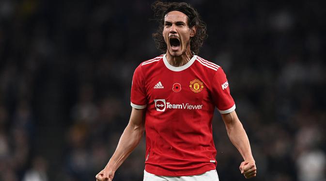 Edinson Cavani didatangkan ke Old Trafford pada musim 2020/2021. Sempat menjadi tulang punggung lini serang MU, Cavani mulai terpinggirkan setelah kedatangan Cristiano Ronaldo. Namun, penyerang 34 tahun itu juga beberapa kali sukses ketika menjadi opsi duet sang bintang. (AFP/Glyn Kirk)