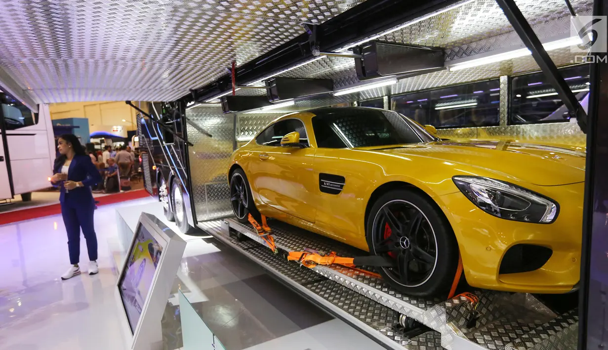 Sebuah mobil sport diangkut di dalam bus pada elaran GAIKINDO Indonesia International Auto Show (GIIAS) 2019 di ICE BSD, Tangerang, Jumat (19/9/2019). Bus SSD Adiputro dengan 15 tempat duduk dan 8 tempat duduk di ruang makan juga dilengkapi charger untuk handphone. (Liputan6.com/Ferbian Pradolo)