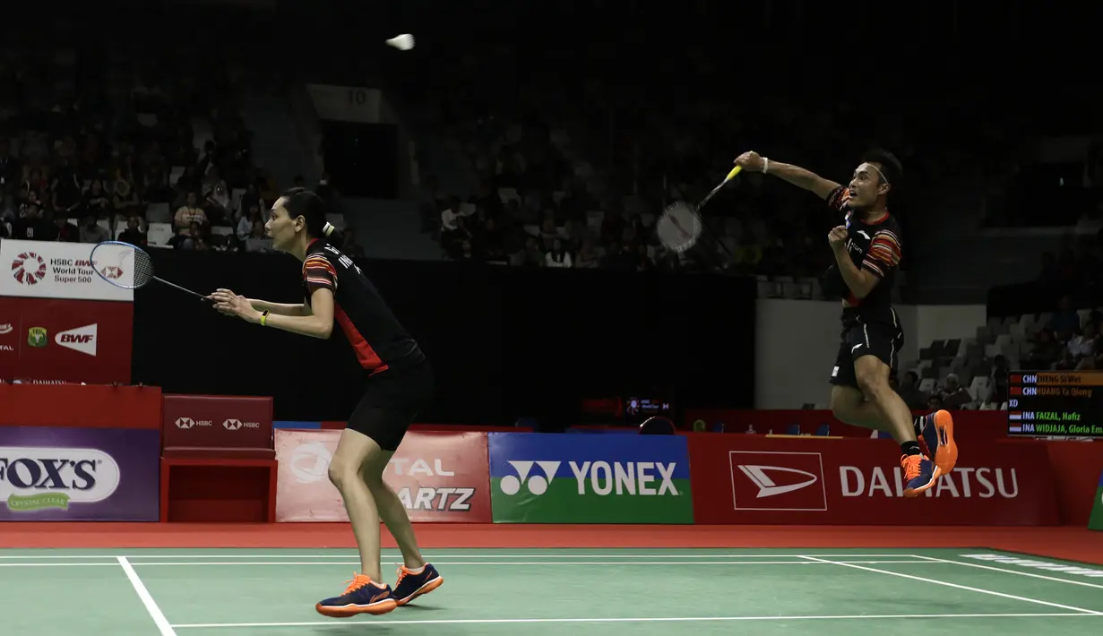 Ganda campuran Indonesia, Hafiz Faizal, melakukan smash saat menghadapi ganda China, Zheng Si Wei/Huang Ya Qiong pada laga Indonesia Masters 2020 di Istora Senayan, Jakarta, Selasa (14/1). Hafiz/Gloria kalah 14-21, 13-21. (Bola.com/Yoppy Renato)