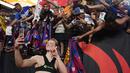 Pemain Barcelona, Frenkie de Jong, foto bersama fans setelah laga melawan AC Milan pada laga pramusim di Allegiant Stadium, Las Vegas, Rabu (2/8/2023). Barcelona menang dengan skor tipis 1-0. (AP Photo/John Locher)