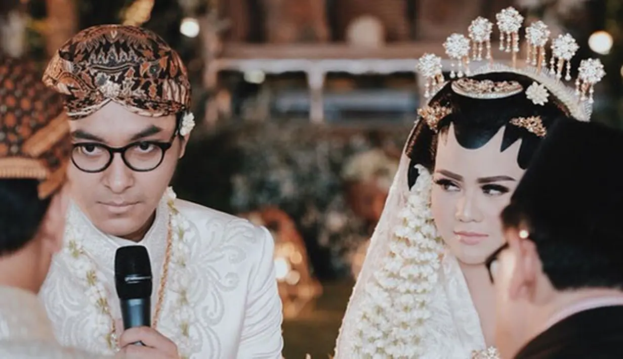 Pancaran mata yang tajam dan yakin terlihat dari wajah Barry. Sambil memegang mikrofon, nampaknya ia sedang mengucapkan ijab kabul. Di sisinya, terdapat Mytha yang menatap teguh dan penuh harap kepada sang pujaan hati. (Instagram/mytha_lestari)