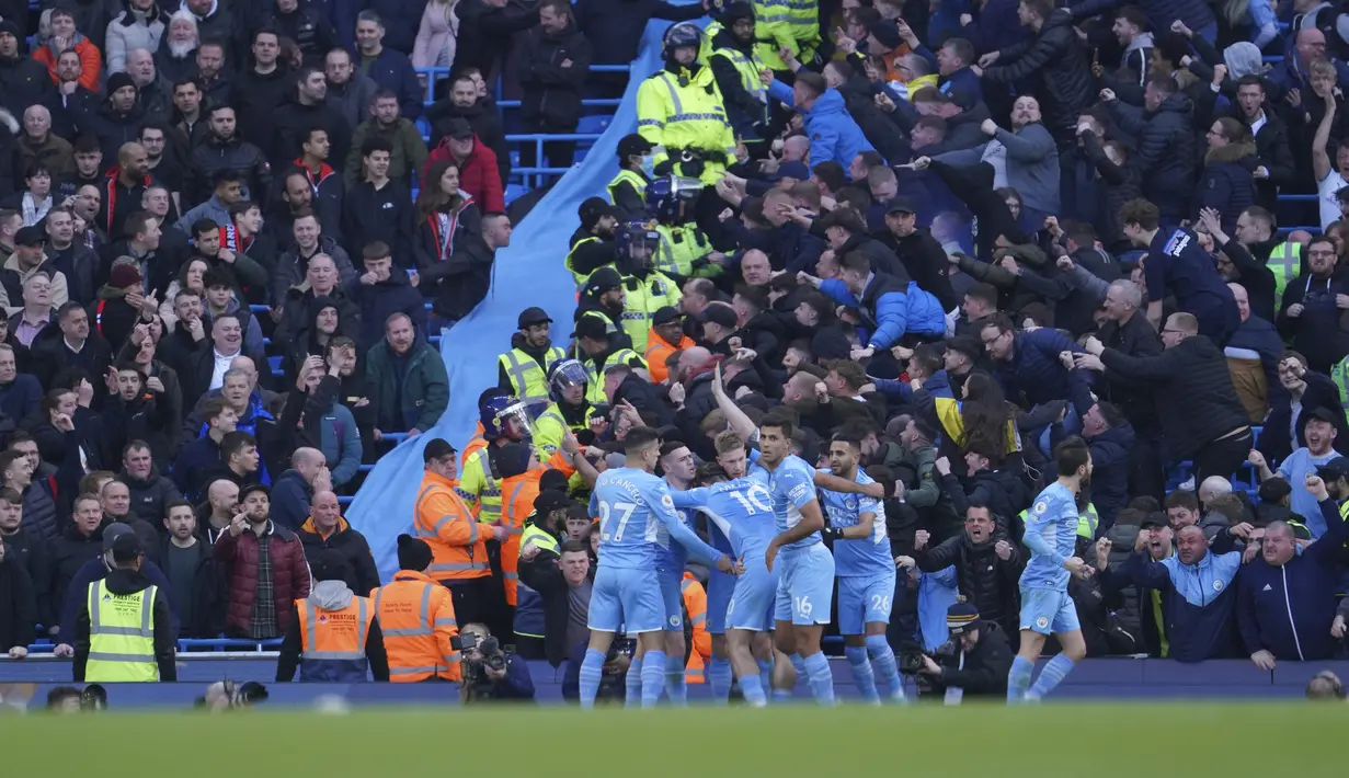 Penyerang Manchester City Kevin De Bruyne (tengah) berselebrasi setelah mencetak gol kedua timnya ke gawang Manchester United (MU) dalam laga pekan ke-28 Liga Inggris 2021/2022, Minggu malam (6/3/2022) di Etihad Stadium. Manchester City menang telak 4-1 atas MU. (AP Photo/Jon Super)