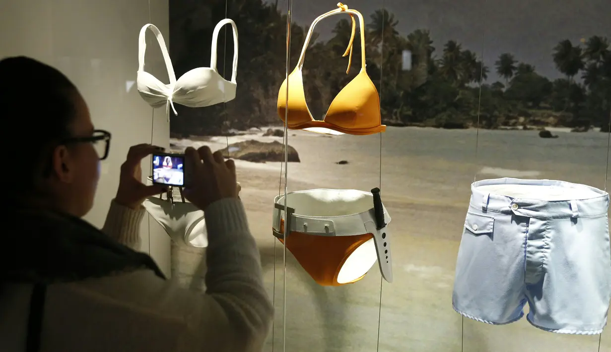 Pengunjung mengambil gambar bikini Ursula Andress pada pameran yang didedikasikan untuk James Bond di Grande Halle de la Villette, Paris, Rabu (13/4). Pameran 50 tahun James Bond ini dibuka untuk umum pada 16 April-4 September 2016. (PATRICK Kovarik/AFP)