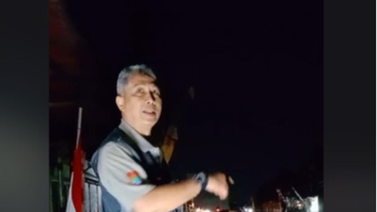 Sungguh Mulia, Pemotor Ini Bantu Pria Paruh Baya Jalan Kaki Malam-malam Sambil Bawa Koper