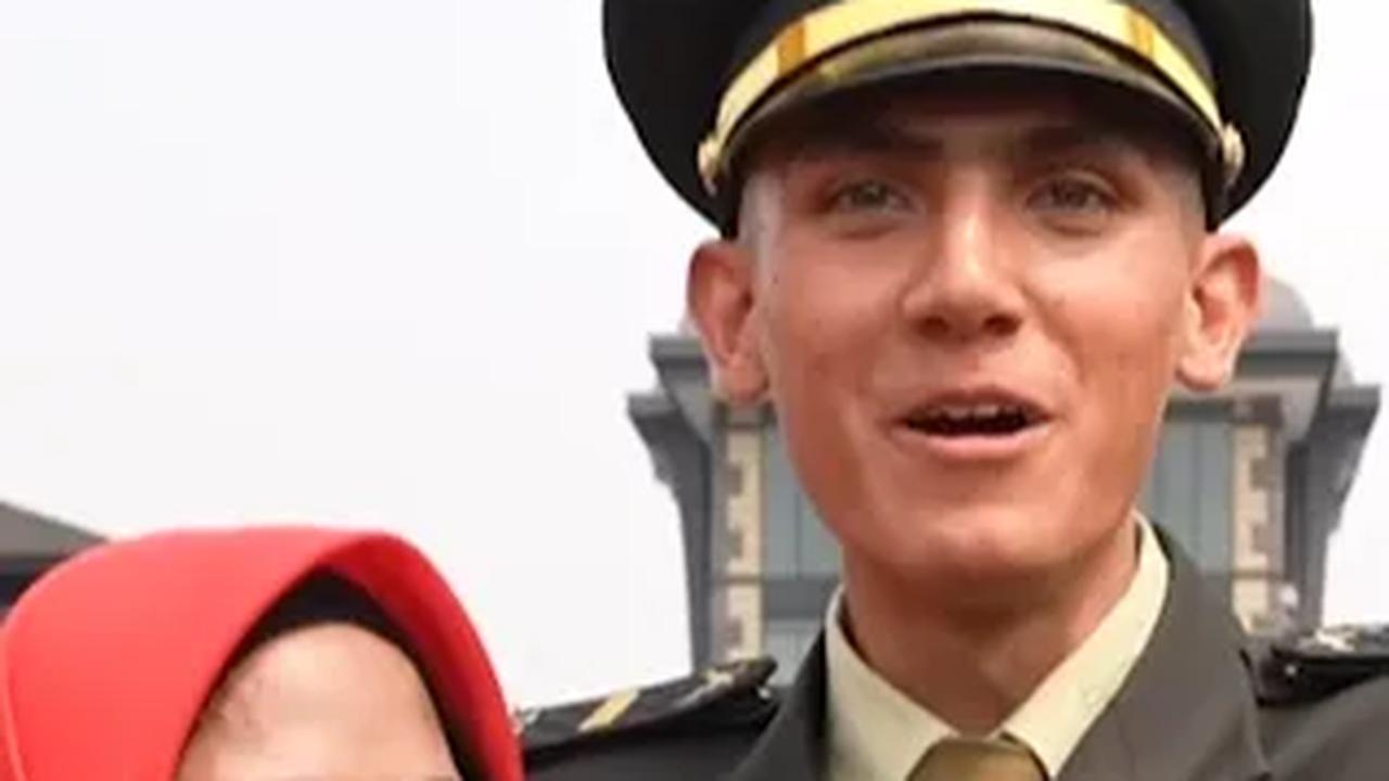 "Alhamdulillah saya bisa menyandang pangkat Letnan Dua dan saya ucapkan Infanteri Komando!" teriak Letda Inf Enzo Allie.
