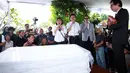 Jenazah pemilik suara lembut jebolan ajang pencarian bakat itu tiba di lokasi pemakaman sekitar pukul 11.50 WIB. (Deki Prayoga/Bintang.com)