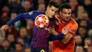 Pemain Barcelona Philippe Coutinho berebut bola dengan pemain Olympique Lyon Leo Dubois pada leg kedua 16 besar Liga Champions di Camp Nou, Rabu (13/3). Barcelona menaklukkan Olympique Lyon dengan skor telak 5-1. (REUTERS/Susana Vera)