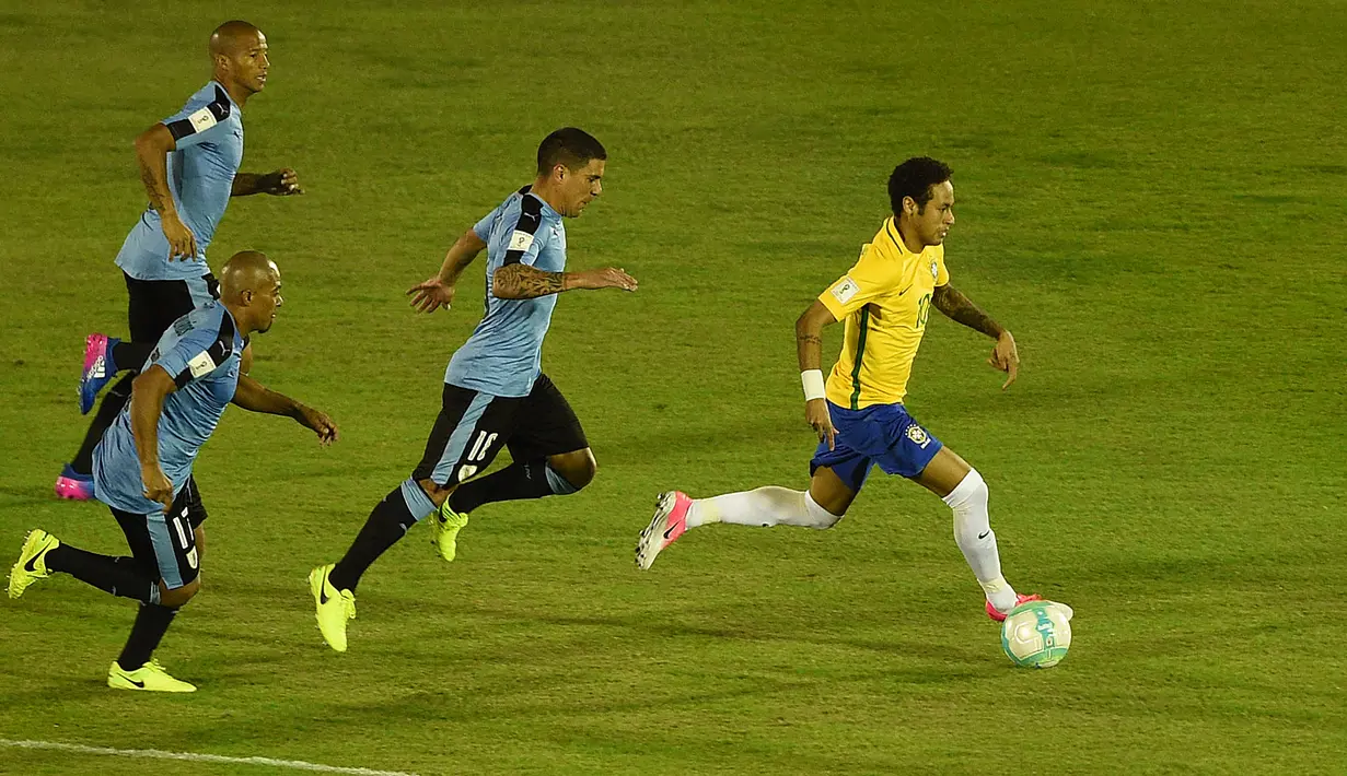 Penyerang Brasil, Neymar berusaha mengontrol bola saat melawat ke markas Uruguay pada lanjutan kualifikasi Piala Dunia 2018 zona Amerika Selatan, Kamis (23/3). Tampil sebagai tim tamu di Stadion Centenario, Brasil menang 4-1. (PABLO Porciuncula/AFP)