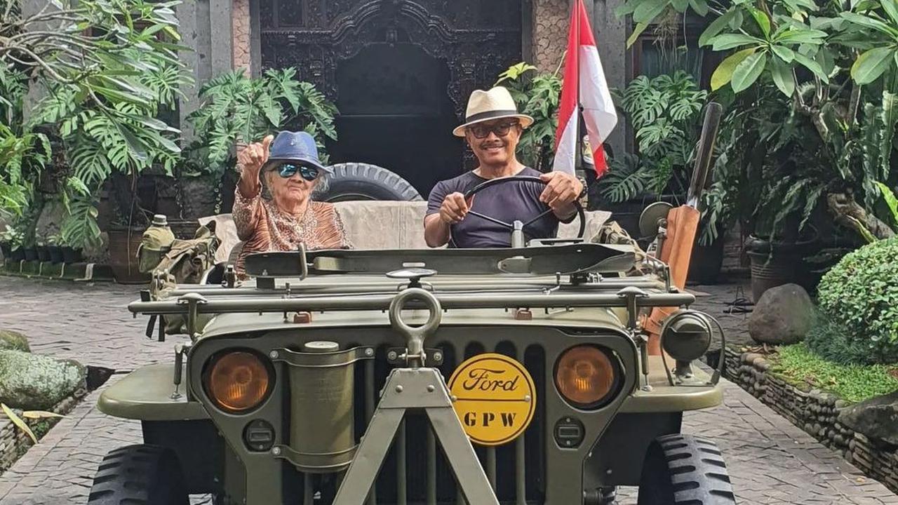 Peraih Adhi Makayasa tahun 1978 itu tampil keren bareng sang ibu.&nbsp; Nanan berbalut kaos oblong, sementara sang ibu nampak berdaster.