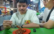 Ngeri Pria Remaja Makan Sate Ular Kobra, Begini Manfaatnya Bagi Kesehatan