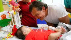 Aktor Antonio Banderas menyapa pasien anak di Rumah Sakit Anak-anak Nicklaus di Miami, Florida, AS, Selasa (30/5). Antonio kini aktif di Fundación Lágrimas y Favores, sebuah organisasi yang bergerak di bidang sosial. (AP/David Santiago / El Nuevo Herald)